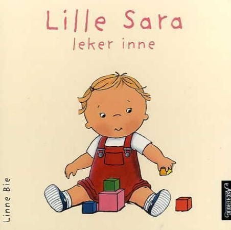 Lille Sara leker inne