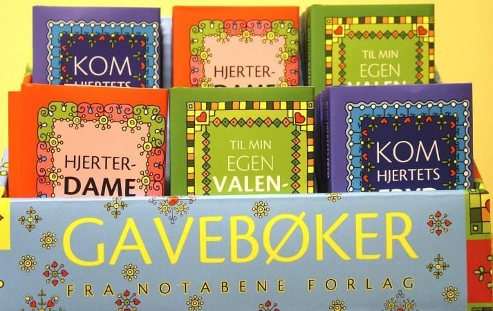 Valentine-bøker i display. 3 titler*12. Hjerterdame. Kom hjertets fryd. Til min egen Valentin