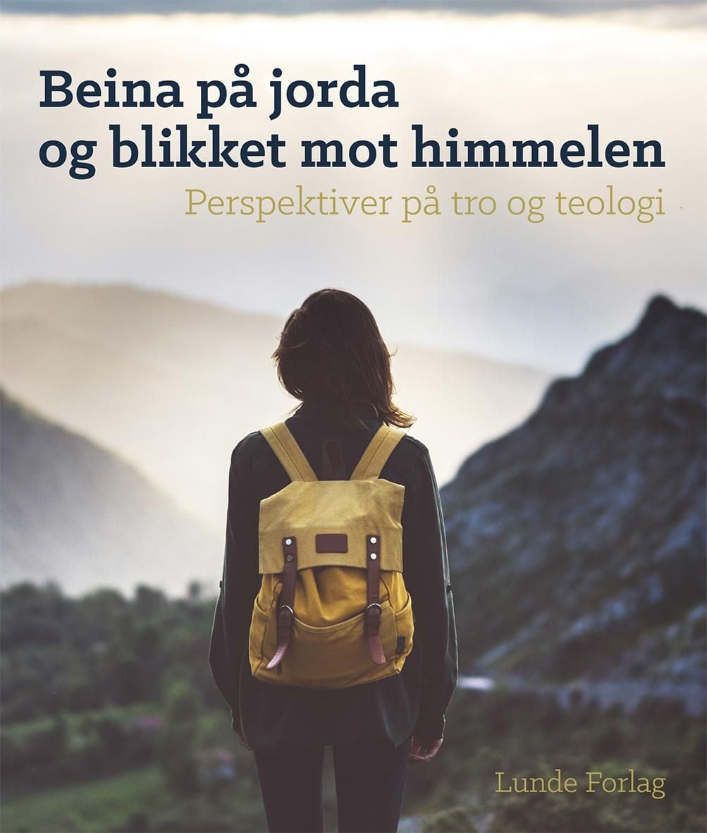 Beina på jorda og blikket mot himmelen