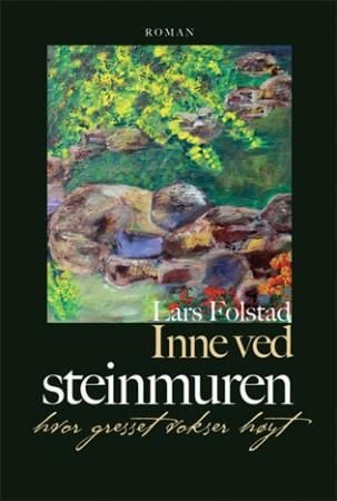Inne ved steinmuren hvor gresset vokser høyt